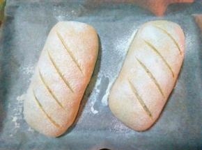 表面筛层面粉，用刀片割口