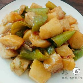 倒入炸好的土豆，茄子，青椒翻炒，加生抽，糖，白醋调味，然后倒入水淀粉翻炒几分钟，出锅