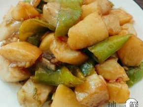 倒入炸好的土豆，茄子，青椒翻炒，加生抽，糖，白醋调味，然后倒入水淀粉翻炒几分钟，出锅