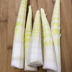 雷笋去壳，削去老皮洗净。