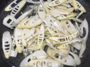 锅中加入清水，倒入笋片煮熟，捞出备用。