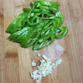 青椒去籽洗净，切圈，蒜头切碎。