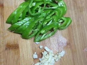 青椒去籽洗净，切圈，蒜头切碎。