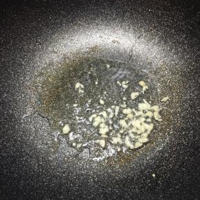 锅中加入油，大火烧热，放入蒜末煸出香味。