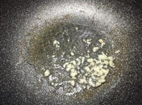 锅中加入油，大火烧热，放入蒜末煸出香味。