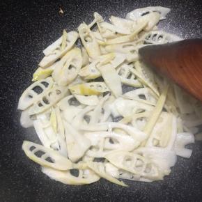 倒入笋片不停翻炒。