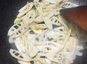倒入笋片不停翻炒。