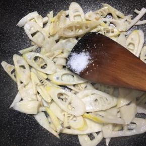 炒至水分微干，调入盐和鸡精炒匀。