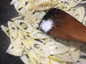 炒至水分微干，调入盐和鸡精炒匀。