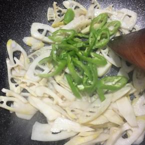 下入青椒炒至断生即可关火。