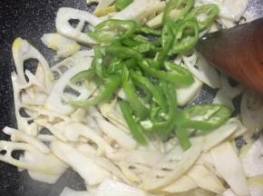 下入青椒炒至断生即可关火。