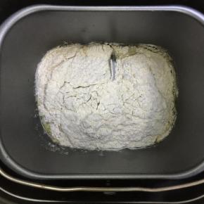 面团材料按先液体后粉类的顺序投入面包机，启动和面程序5分钟。