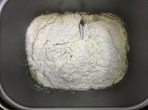 面团材料按先液体后粉类的顺序投入面包机，启动和面程序5分钟。