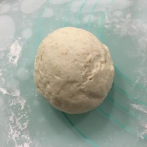 揉好的面团进行发酵，发酵至原来的2倍大，取出加适量面粉使劲揉，揉至面团光滑。