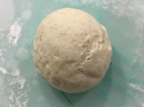 揉好的面团进行发酵，发酵至原来的2倍大，取出加适量面粉使劲揉，揉至面团光滑。