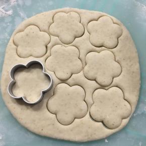 将面团擀成薄片（不用太薄），用模具压出形状。