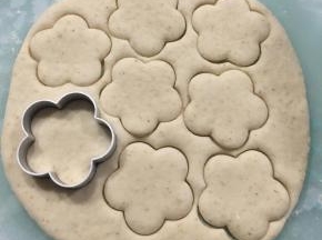 将面团擀成薄片（不用太薄），用模具压出形状。
