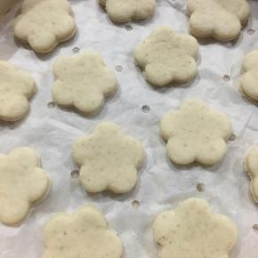 放入蒸笼中，中间留出空隙以防醒发后沾粘在一起。