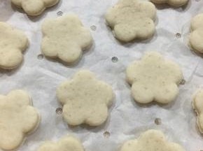 放入蒸笼中，中间留出空隙以防醒发后沾粘在一起。