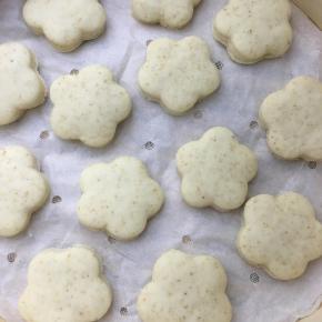 锅中加入热水，放上蒸笼，盖上盖子醒发30分钟左右。