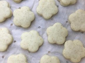 锅中加入热水，放上蒸笼，盖上盖子醒发30分钟左右。