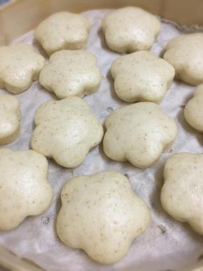 醒发好后中火蒸10-12分钟，关火焖3-5分钟。