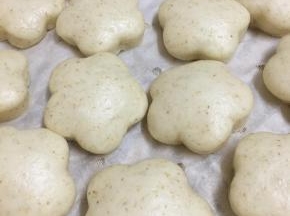 醒发好后中火蒸10-12分钟，关火焖3-5分钟。