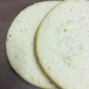 事先烤好的戚风蛋糕，切成厚度相等的2片备用。