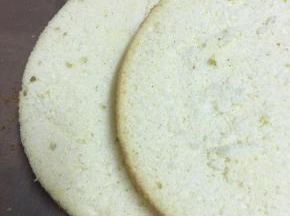 事先烤好的戚风蛋糕，切成厚度相等的2片备用。