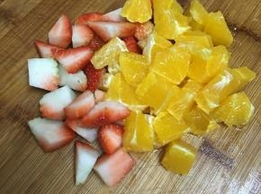 准备好夹馅用的水果。