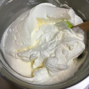 淡奶油中加入糖粉，用电动打蛋器低速打至8分发，用刮刀稍微翻拌一下。