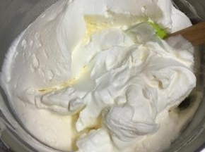 淡奶油中加入糖粉，用电动打蛋器低速打至8分发，用刮刀稍微翻拌一下。