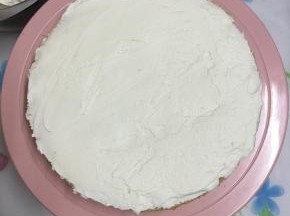 取一片蛋糕片，抹上奶油。