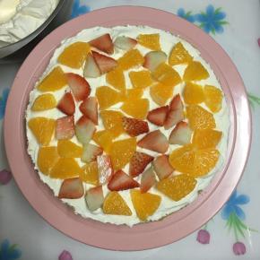 均匀的铺上水果丁。