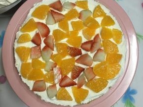 均匀的铺上水果丁。