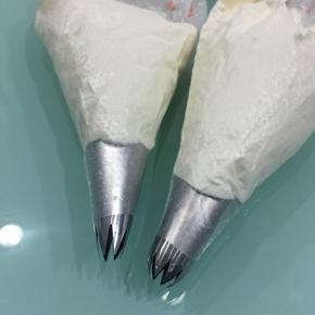 将剩余的淡奶油装入裱花袋中，用1M和8齿裱花嘴。