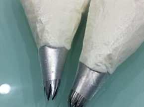 将剩余的淡奶油装入裱花袋中，用1M和8齿裱花嘴。