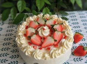 在蛋糕表面挤上自己喜欢的花式，再用草莓稍微装饰一下就可以了。