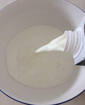 将牛奶倒入碗中；