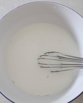 用手动打蛋器搅拌至细砂糖溶化；