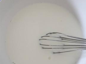 用手动打蛋器搅拌至细砂糖溶化；