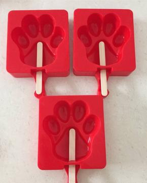 将冰棒棍放入模具中；