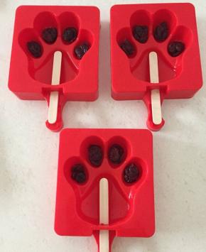 放入蔓越莓干；