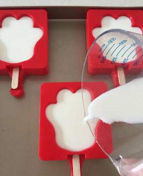 倒入牛奶，放入冰箱冷冻一个晚上即可；