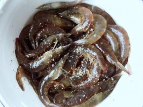 明虾挑去虾线剪掉虾须洗净后加入醋、料酒、生抽和少许盐腌制一小时；