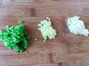蒜瓣、生姜和青椒洗净切末；
