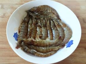 腌制好的明虾用抹布擦干；