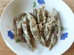 倒入淀粉，用手抓匀，让淀粉包裹住虾；