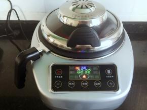 接通电源后启动炒菜机，会自动预热；