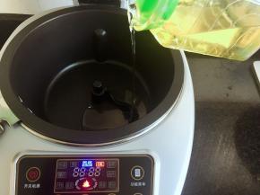 预热好后倒入油；